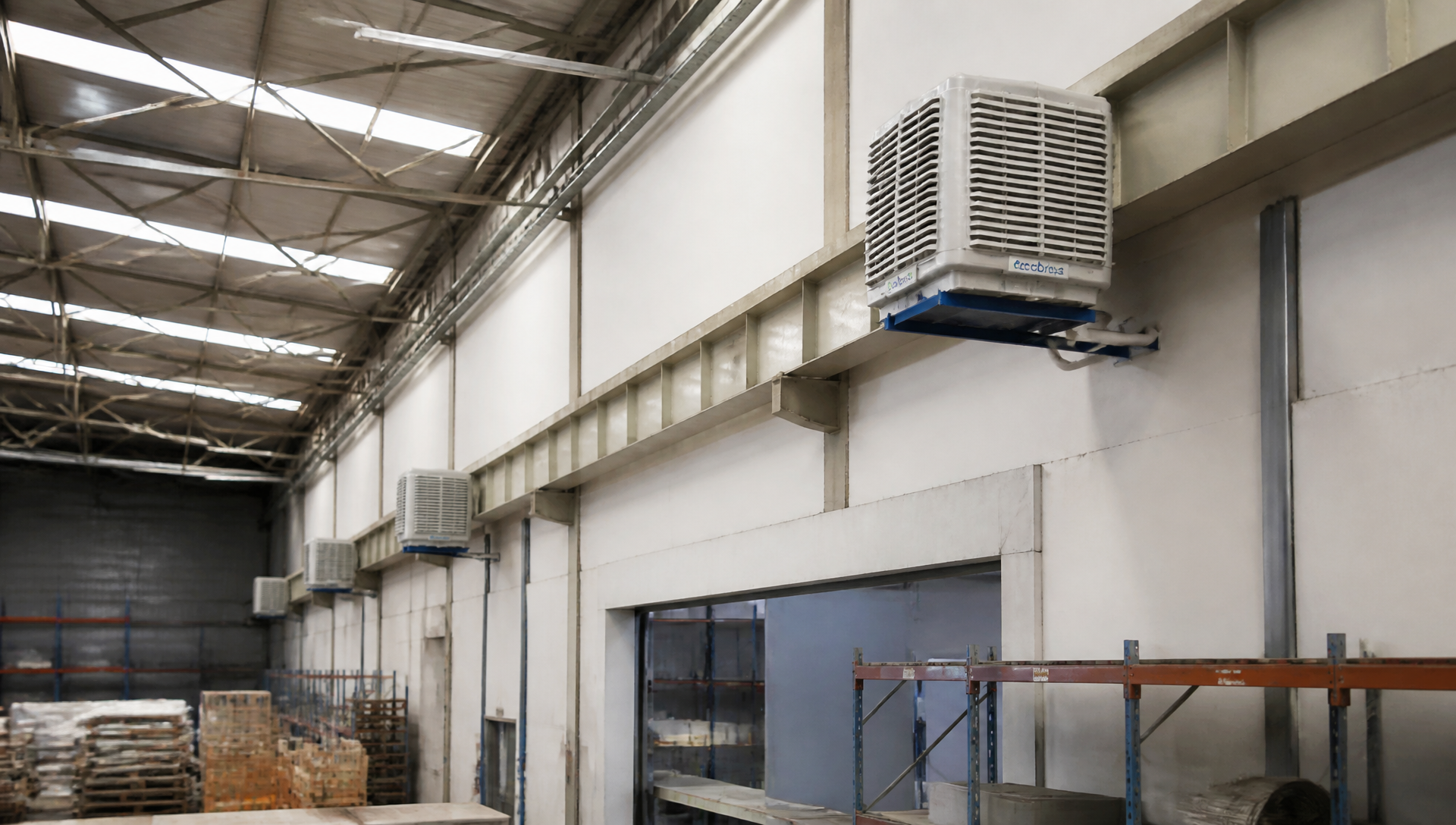 Climatizadores evaporativos industriais instalados em galpão