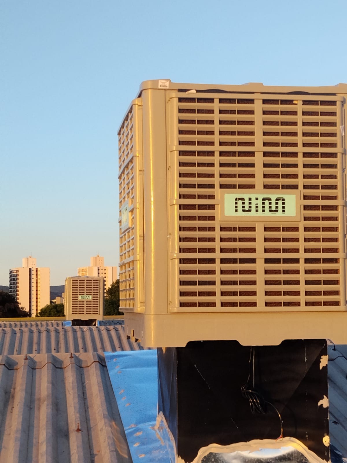 Climatizador evaporativo NIM instalado em fachada de galpão pela Solução Brisa